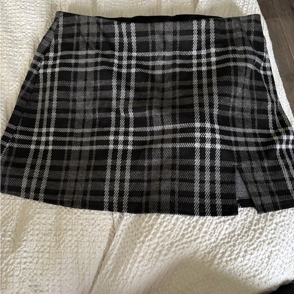 NWT American Eagle Outfitters Black and Gray Plaid Mini Skort - Picture 3 of 3